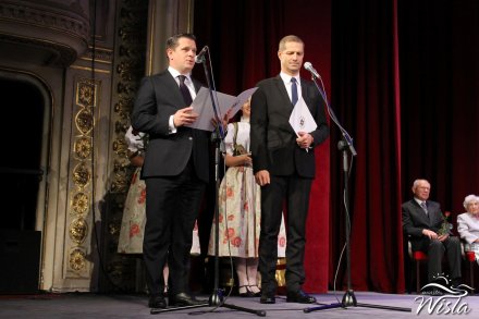 Przewodniczący Rady Miasta Wisła Janusz Podżorski i Burmistrz Tomasz Bujok odczytują laudację dla Andrzeja Niedoby